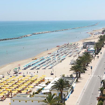 Hotel Cristal Cupra Marittima Kültér fotó