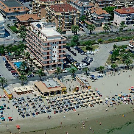 Hotel Cristal Cupra Marittima Kültér fotó